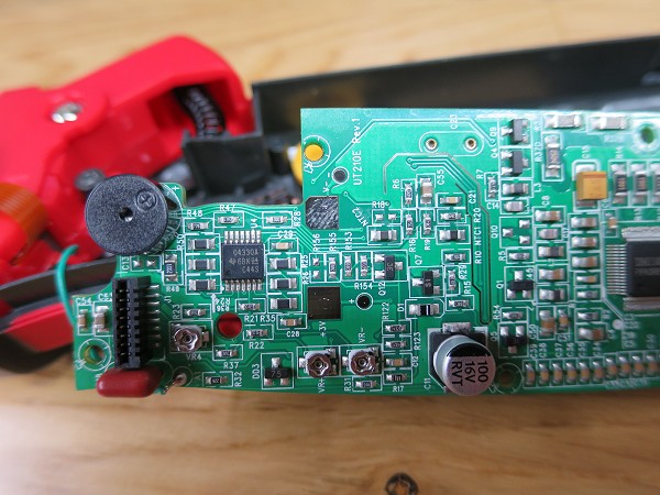 UNI-T UT61E - a closer look at
      the clamp end of the PCB